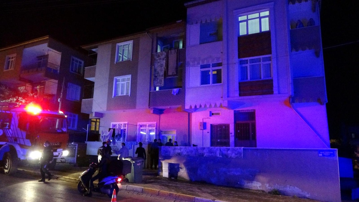 Son Dakika | Ayakkabılıktan çıkan yangında, 3 kişi dumandan etkilendi