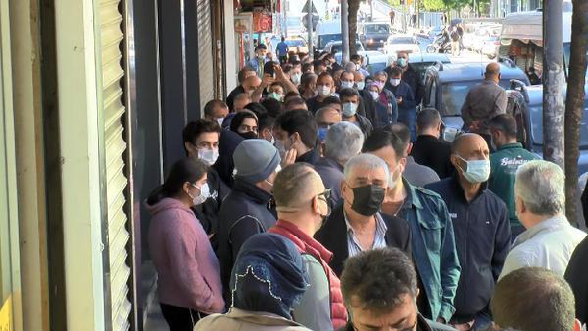 Koronavirüs salgını hiçe sayıldı! Ucuz tatlı almak için metrelerce kuyruk oluşturdular