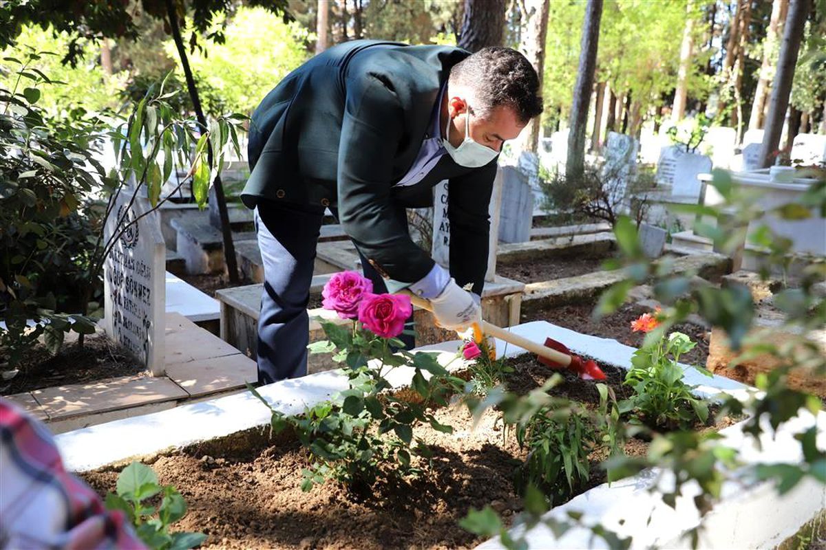 Başkan Yücel\'den Ramazan Bayramı öncesi şehitlik ziyareti