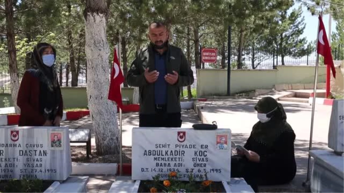 Bayram arifesinde şehitlik ziyaretleri