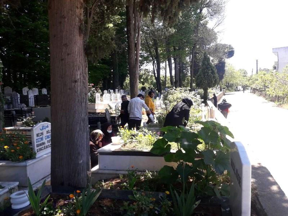 Bayram öncesi tam kapanmaya rağmen mezarlıklar unutulmadı