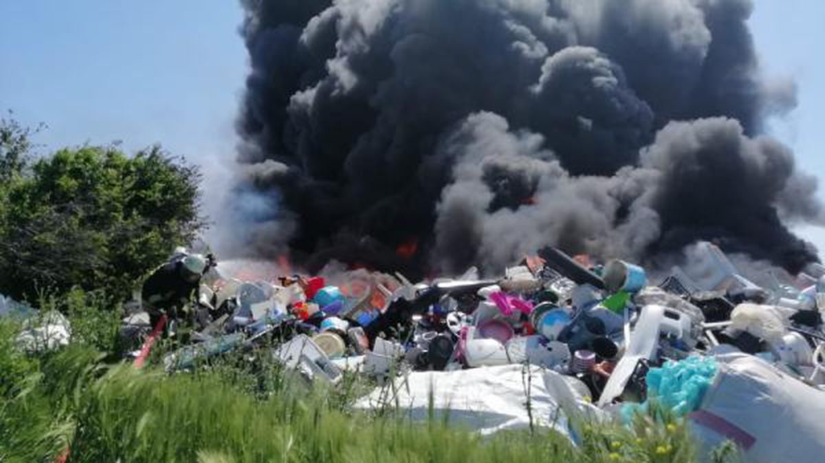Son dakika haber... Çanakkale\'de tehlikesiz atık alım merkezinde yangın (2)