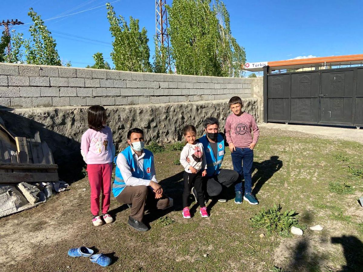Malazgirt\'te ihtiyaç sahibi ailelere gıda, çocuklara da bayramlık ayakkabı desteğinde bulunuldu