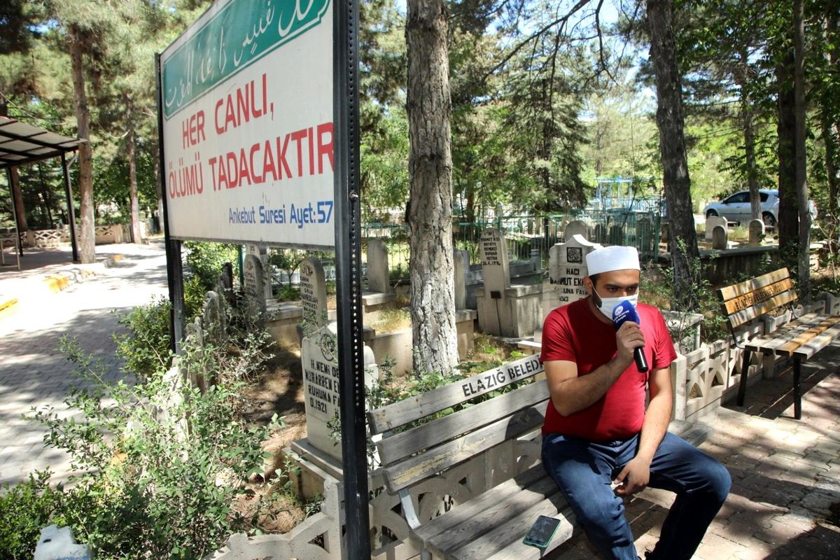 Elazığ\'da kısıtlama nedeniyle boş kalan mezarlıklarda Kur\'an-ı Kerim okutuldu