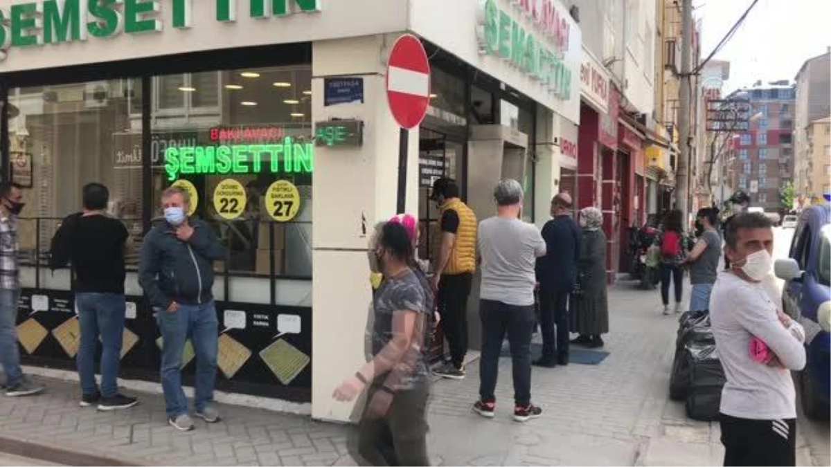 ESKİŞEHİR - Dükkanının önünde oluşan kuyruğa önlem almayan esnaf hakkında işlem yapıldı