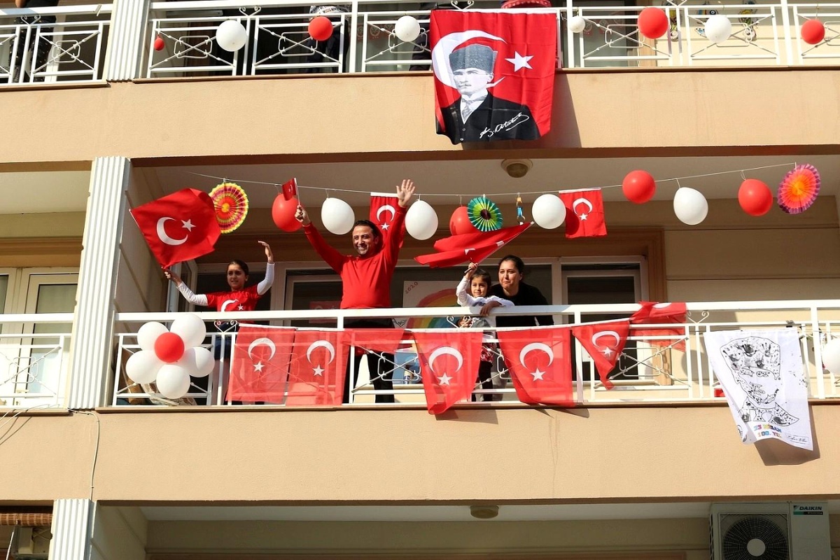 Gaziemir\'in balkonlarında bayram coşkusu