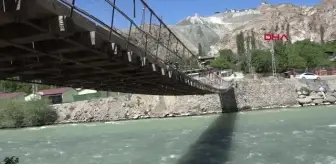 Güreşlere tehlikeli hazırlık; boğasını ahşap köprüden koşarak geçiriyor