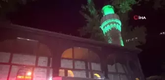 Hırsızlar caminin aydınlatmasını çaldı