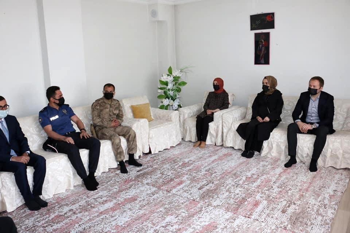 Hizan Kaymakamı Yelek, şehit ailesini ziyaret etti