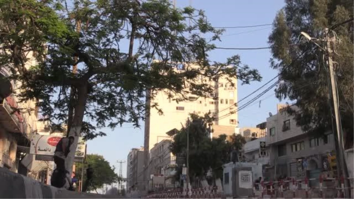 İsrail, Gazze\'de sivillerin ikamet ettiği dairelerin ve ticari ofislerin bulunduğu 14 katlı binayı vurdu (2)