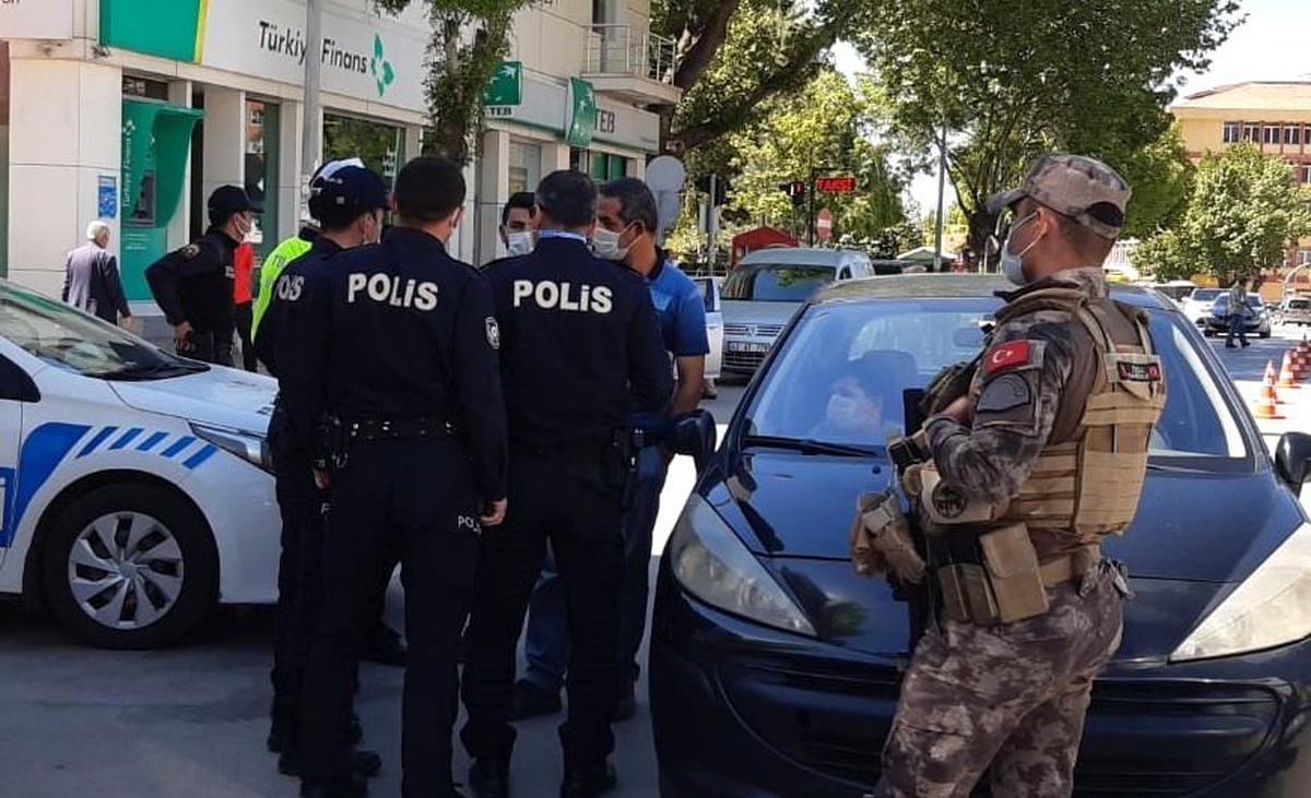 Son Dakika | İzin belgesi sorulunca tartıştığı polisi görüntülemeye başladı