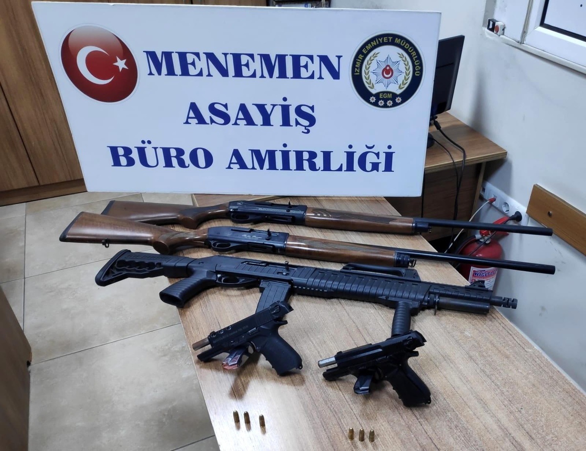 Son dakika haber... İzmir\'de kaçtıktan sonra kaza yapan şüpheli araçtan silahlar ve tüfekler çıktı