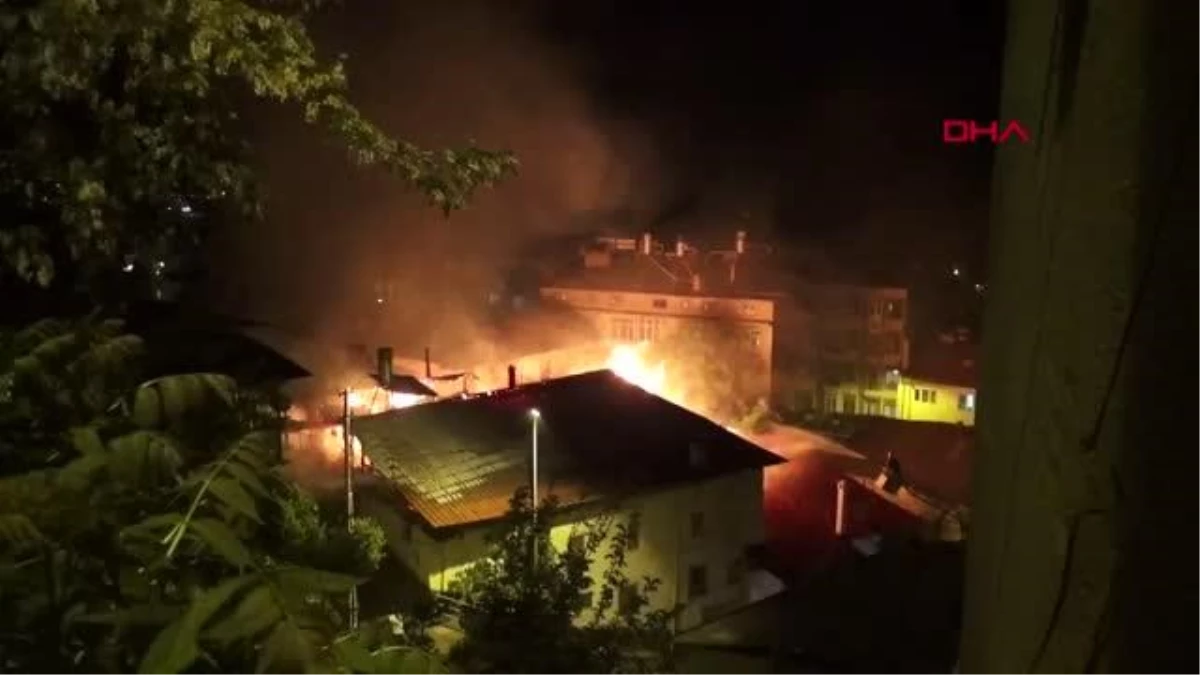 Son dakika haber | KARAMAN Ermenek\'te ahşap evde çıkan yangın, 3 eve daha sıçradı
