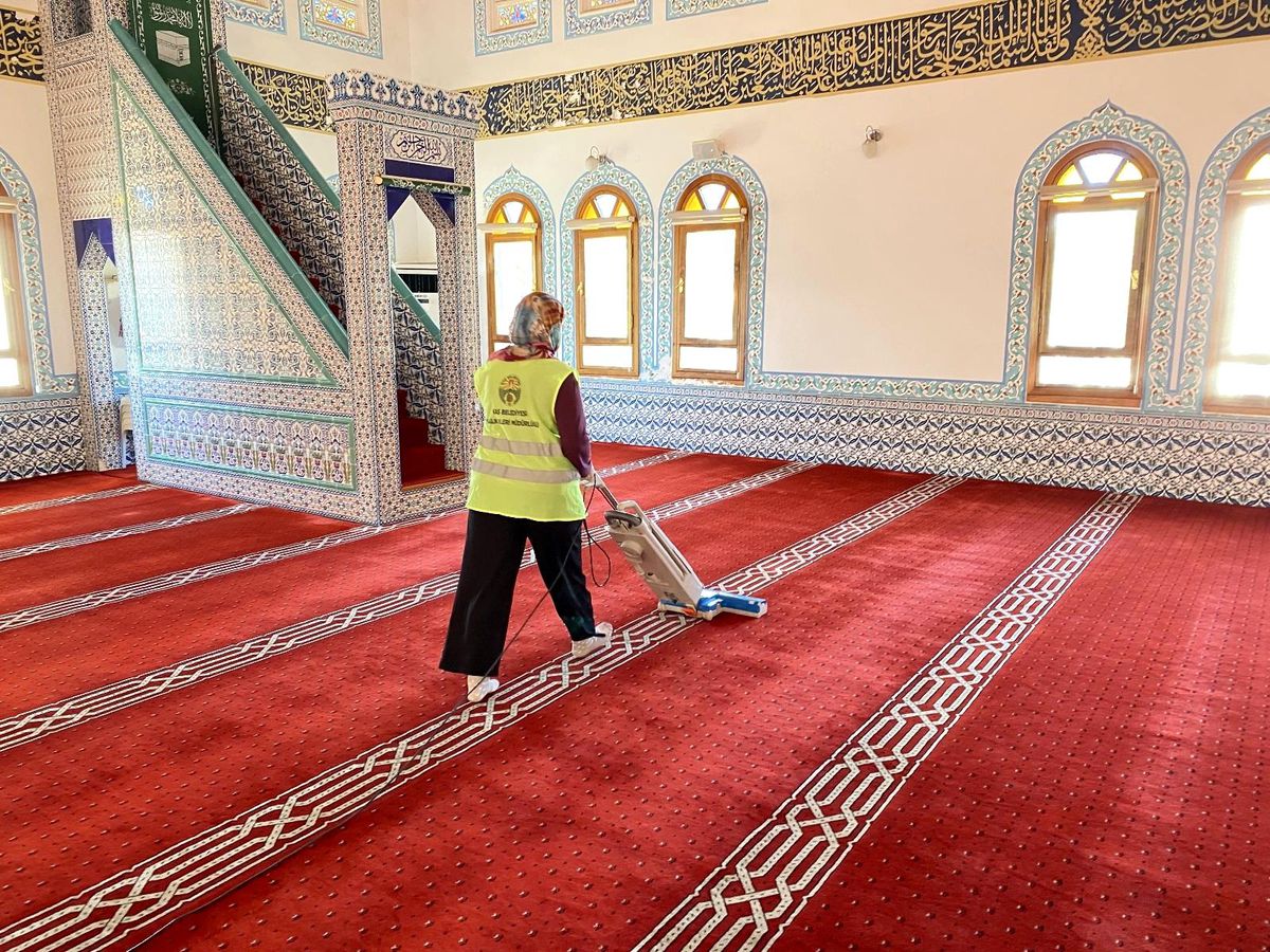 Kaş\'ta camilerde bayram temizliği
