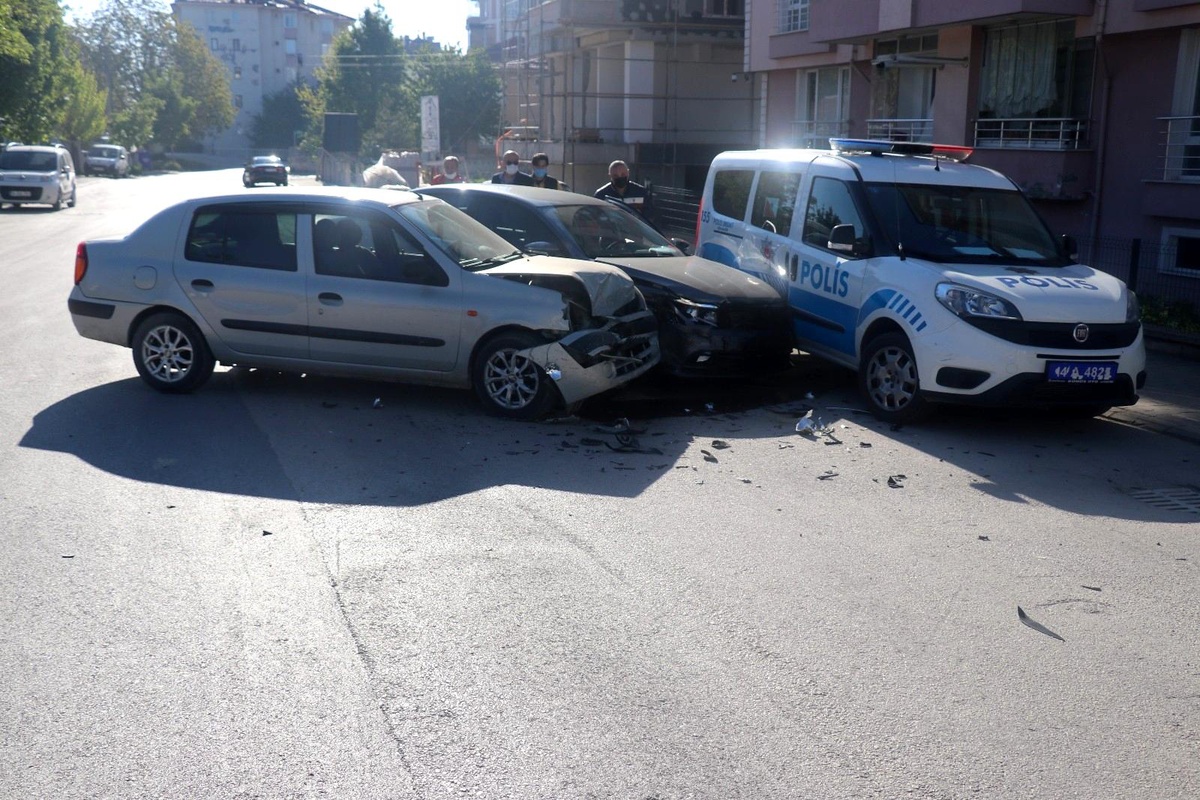 Son dakika haber! Kaza yapan otomobiller park halindeki polis aracına çarptı
