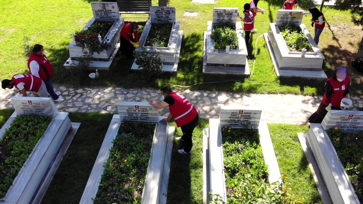 Son dakika haber: Kızılay gönüllülerinden Amasya şehitliğinde bayram temizliği
