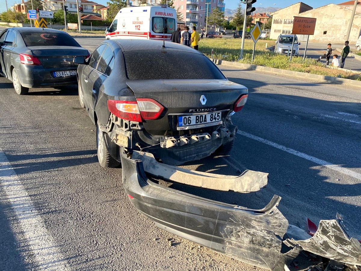 Kontrolden çıkan otomobil kırmızı ışıkta bekleyen 2 araca çarptı