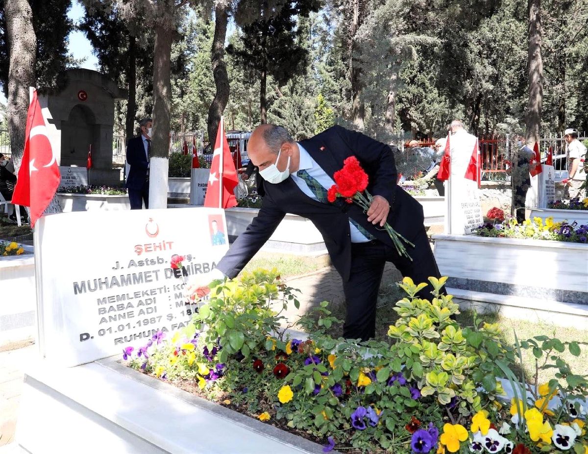 Körfez\'de şehitler için karanfil bırakıldı