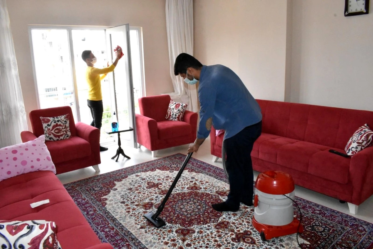 Mardin\'de ihtiyaç sahibi yaşlı vatandaşların evlerinde bayram temizliği