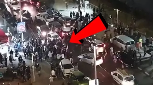 Müslüman sürücü, yüzlerce İsrailli tarafından sokak ortasında linç edildi Müslüman sürücü, yüzlerce İsrailli tarafından sokak ortasında linç edildi