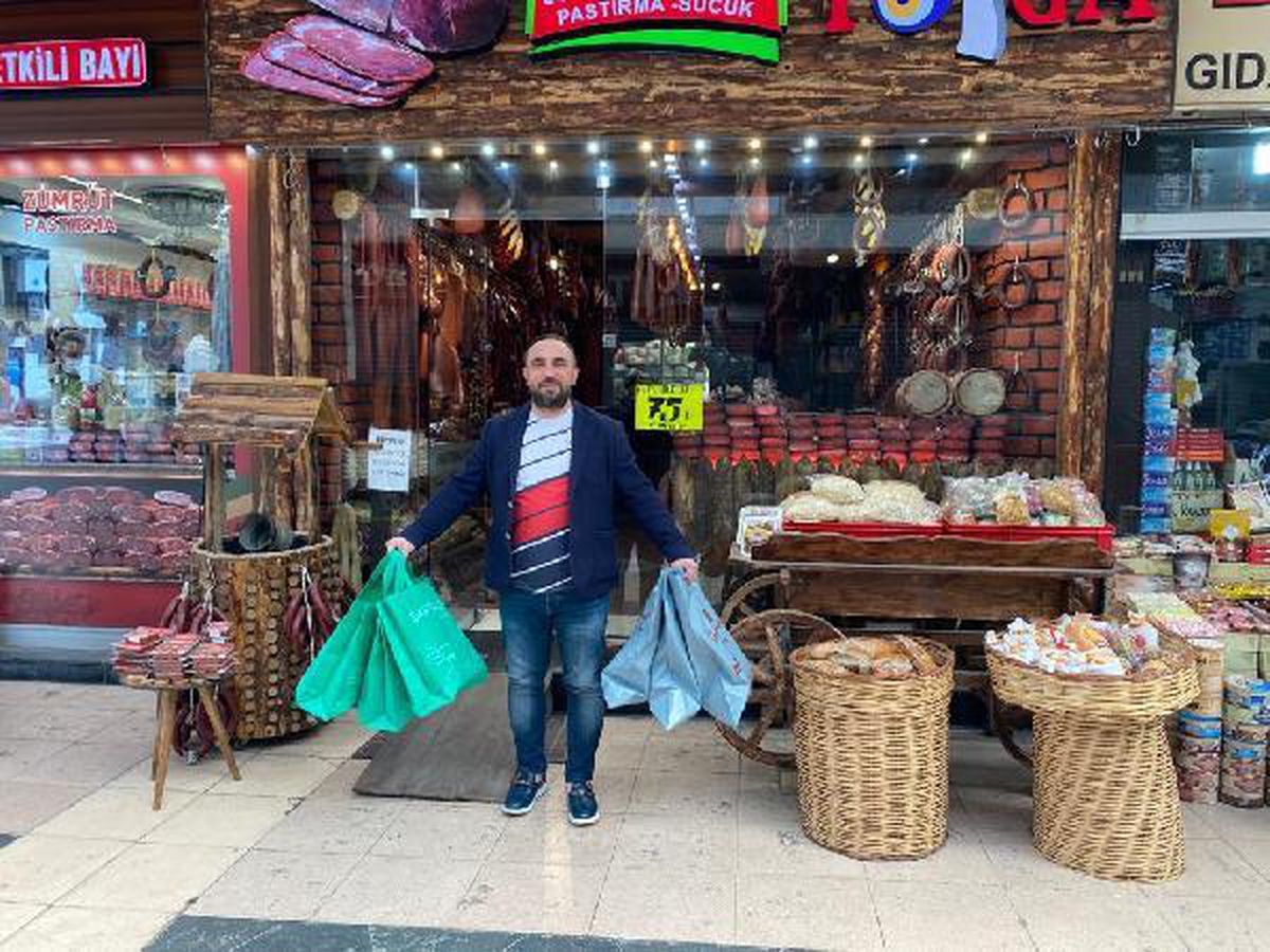 Pastırmacı Tolga\'dan ihtiyaç sahibi 50 çocuğa bayramlık hediyesi