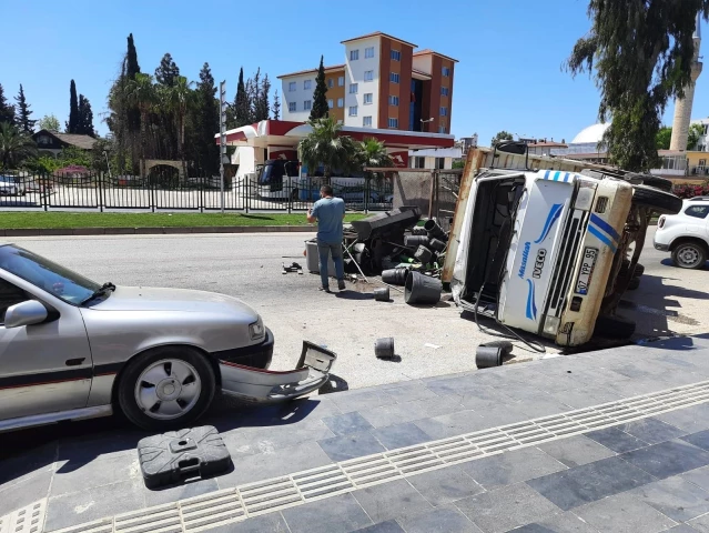 Peyzaj malzemesi yüklü kamyon iki araca çarparak devrildi