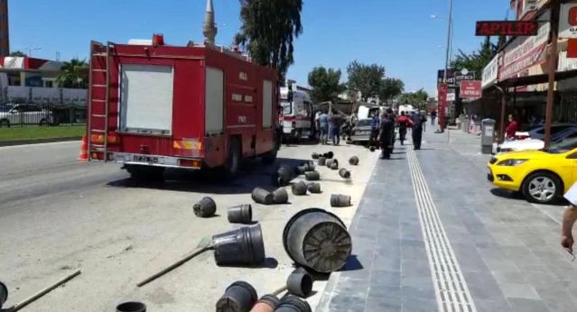 Peyzaj malzemesi yüklü kamyon iki araca çarparak devrildi