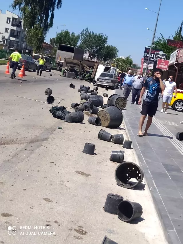 Peyzaj malzemesi yüklü kamyon iki araca çarparak devrildi