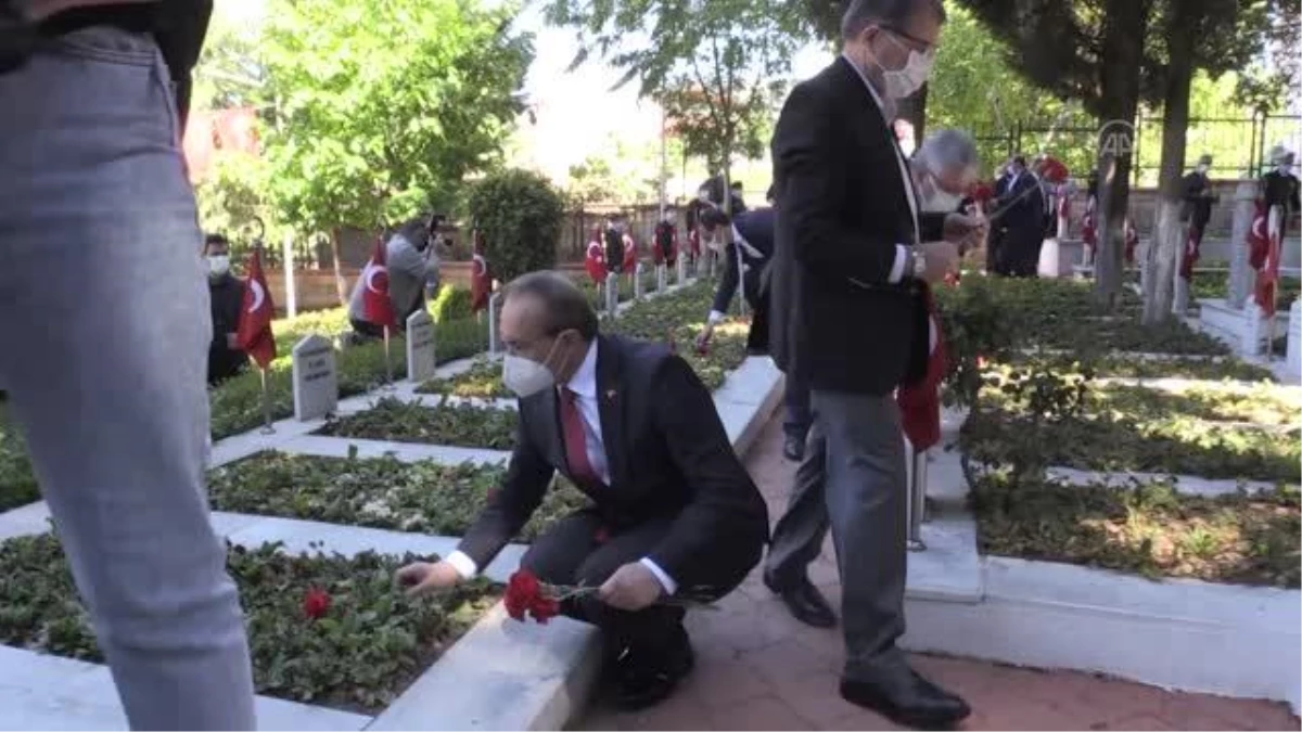 Ramazan Bayramı arifesinde şehitlik ziyaretleri