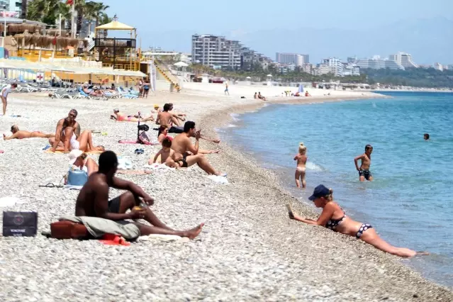 Arife gününde sahilde turist yoğunluğu