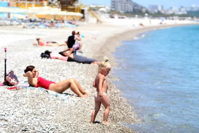 Arife gününde sahilde turist yoğunluğu