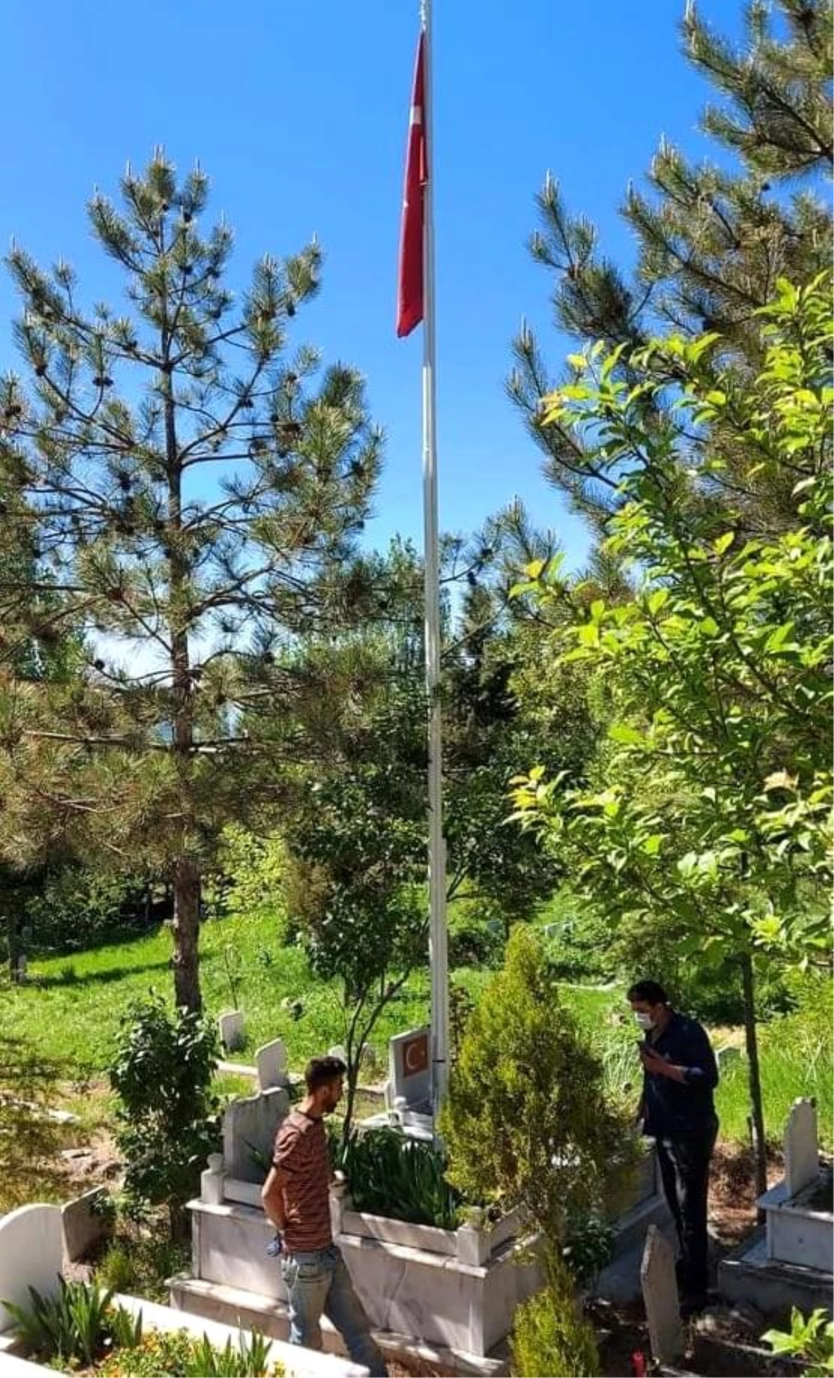 Son dakika haberi | Şehit mezarlarının bayrakları değiştirildi