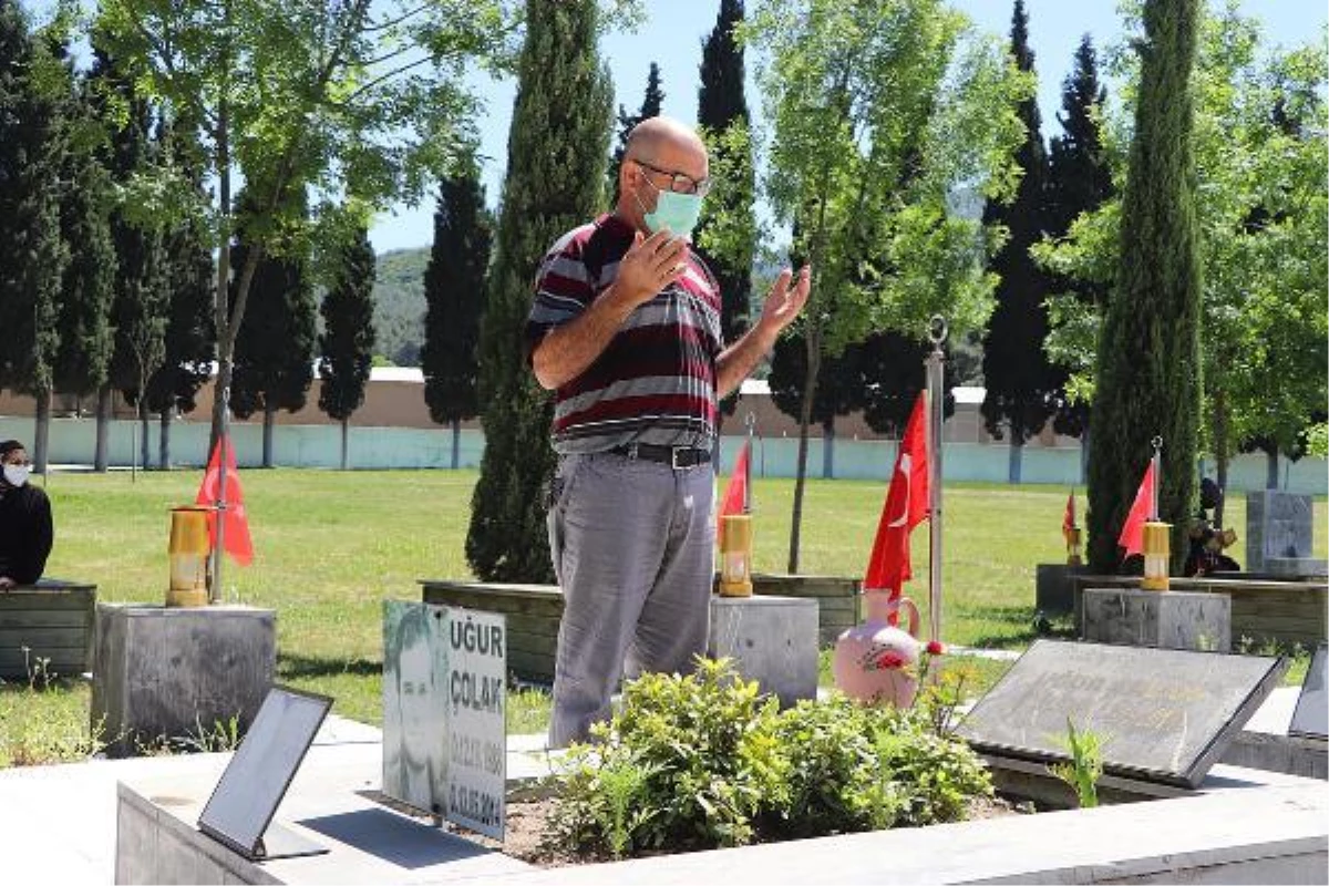 Soma maden faciasının 7\'nci yıl dönümünde mezarlık ziyareti