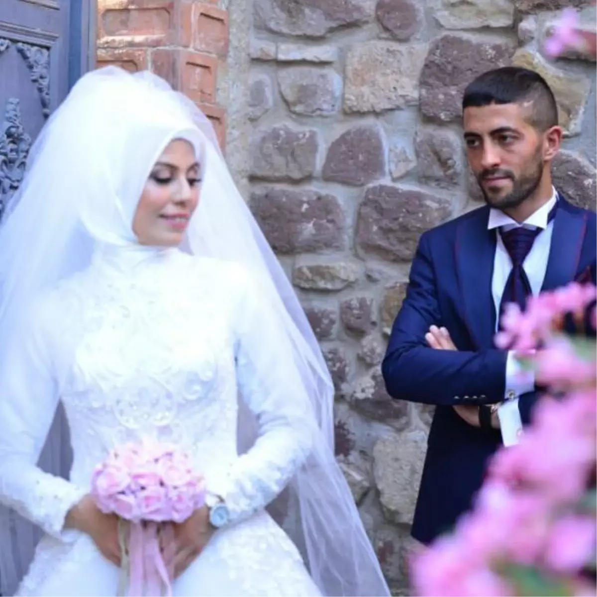 2 çocuğunun annesini 15 yerinden bıçakladı: Komşuları bıçağı elinden güçlükle aldı