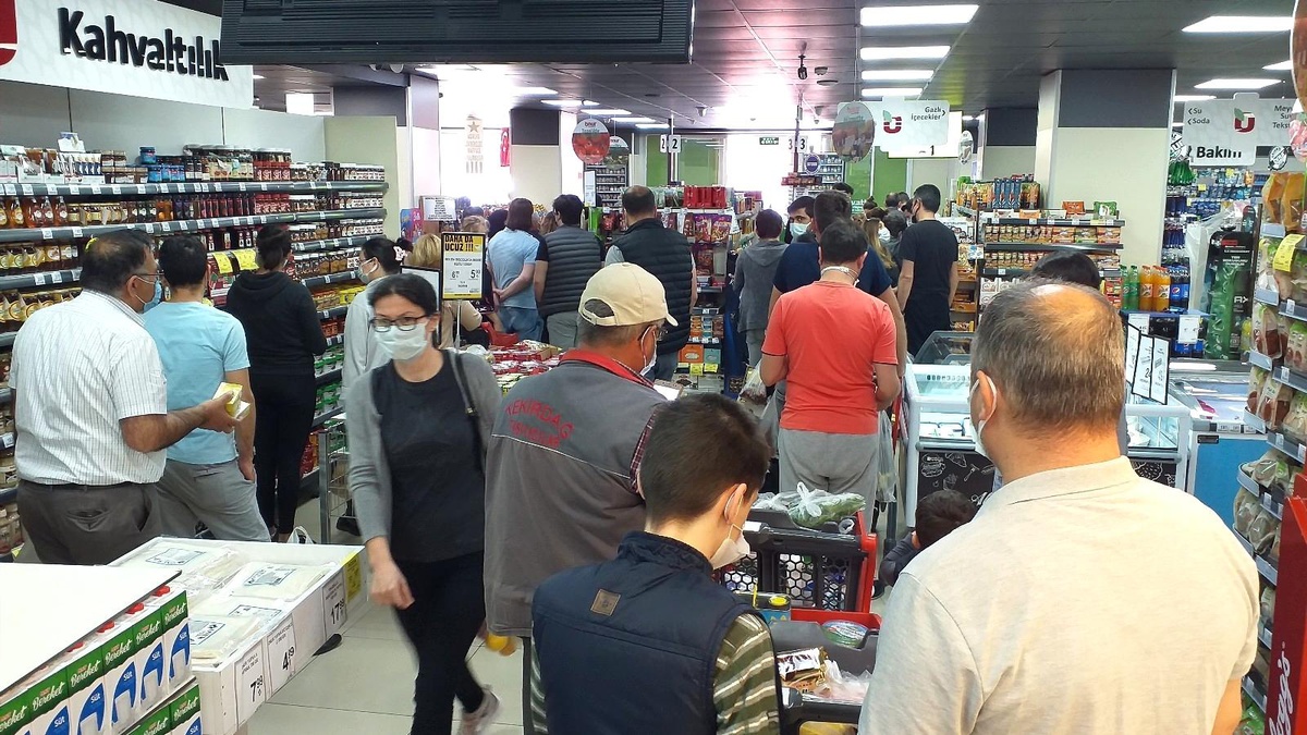 Tekirdağ\'da marketlerde son saat kuyruğu