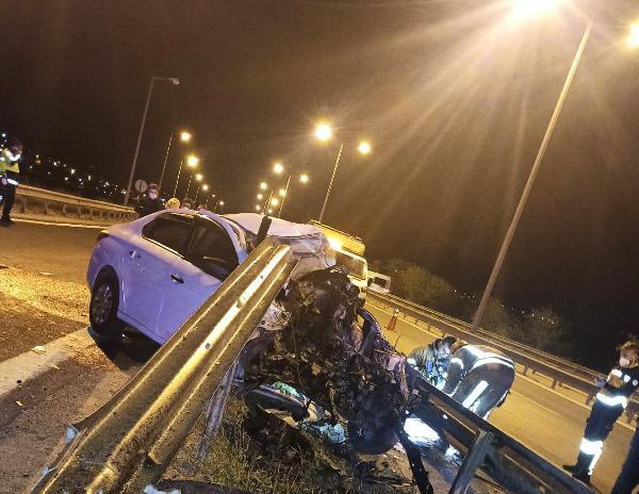 TEM Otoyolu'nda bariyere çarpan otomobilin motoru yerinden fırladı, sürücü hayatını kaybetti