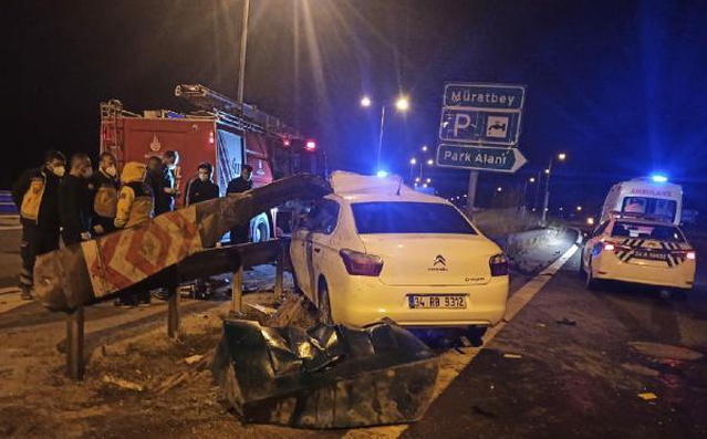 TEM Otoyolu'nda bariyere çarpan otomobilin motoru yerinden fırladı, sürücü hayatını kaybetti
