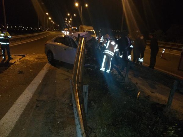TEM Otoyolu'nda bariyere çarpan otomobilin motoru yerinden fırladı, sürücü hayatını kaybetti