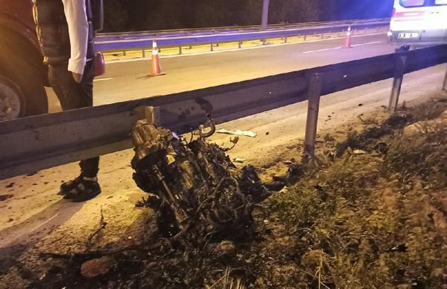 TEM Otoyolu'nda bariyere çarpan otomobilin motoru yerinden fırladı, sürücü hayatını kaybetti