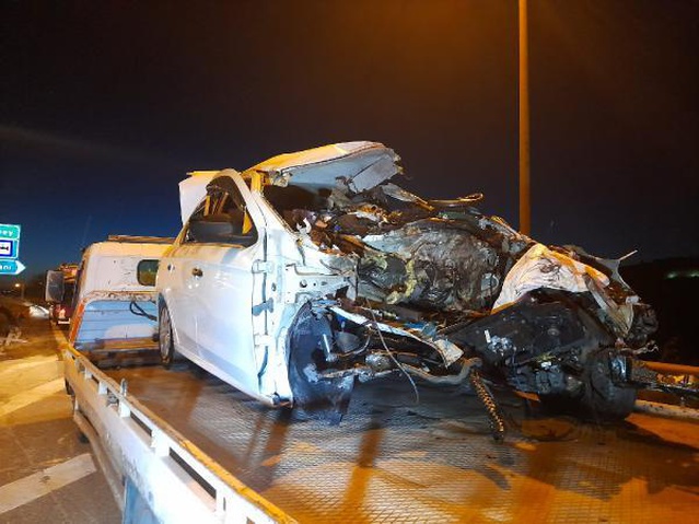 TEM Otoyolu'nda bariyere çarpan otomobilin motoru yerinden fırladı, sürücü hayatını kaybetti