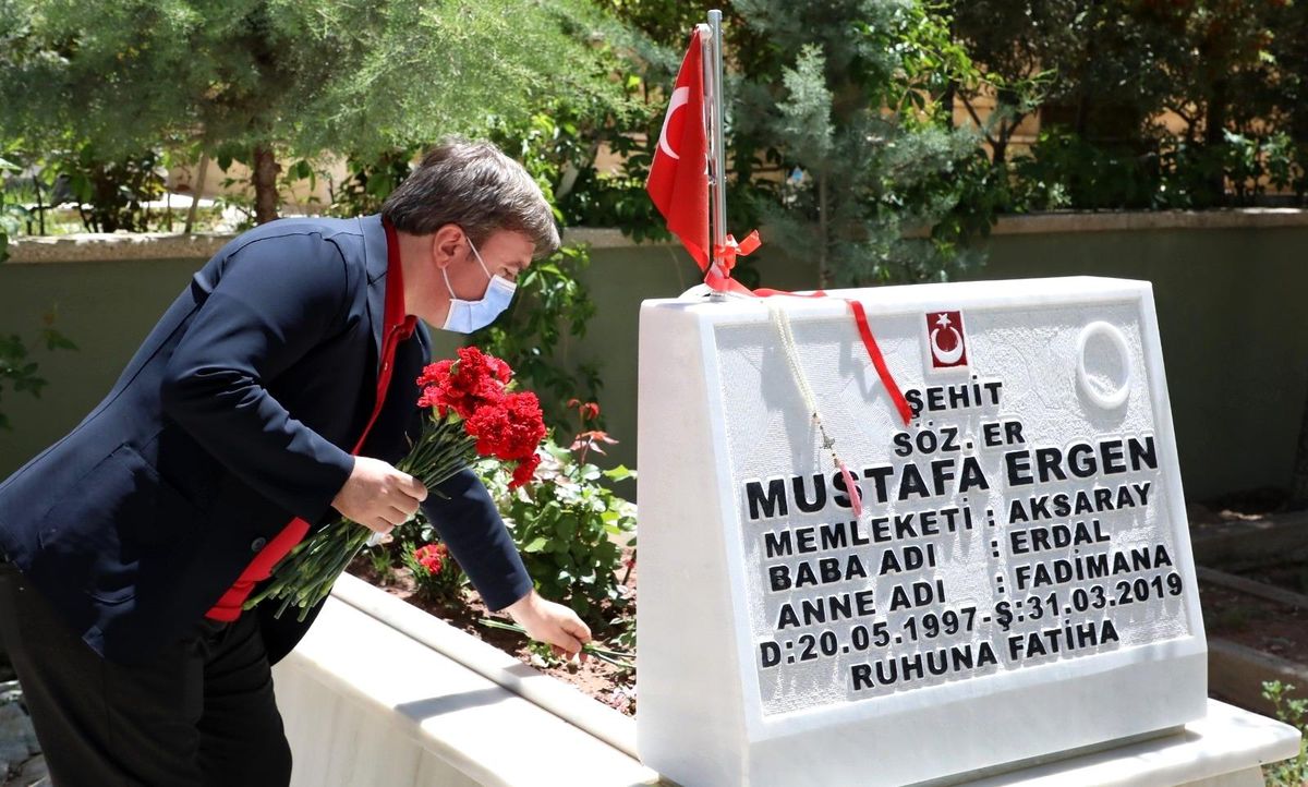Vali Aydoğdu\'dan Şehitliğe bayram ziyareti