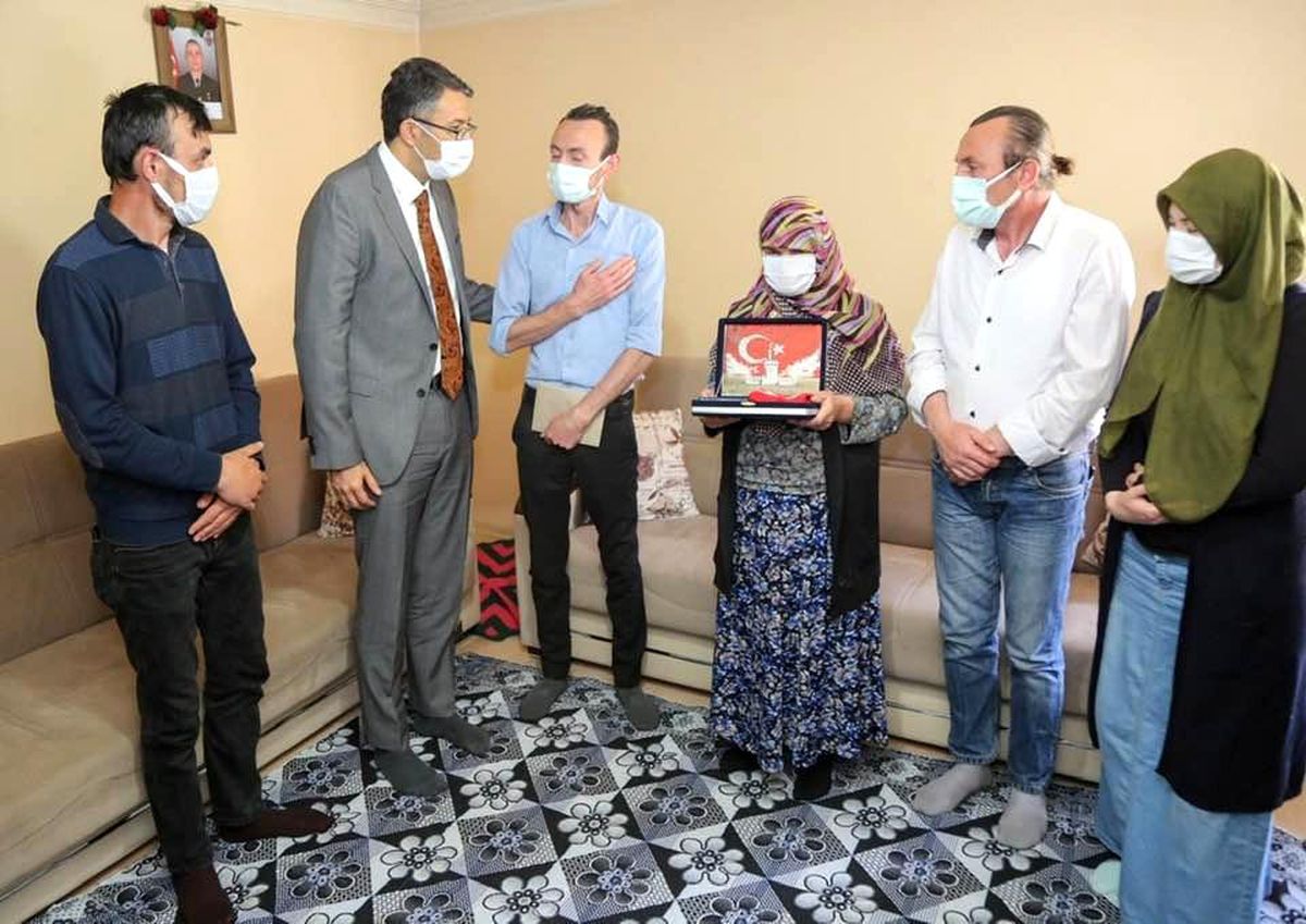 Vali Çelik şehit ailesini ziyaret etti