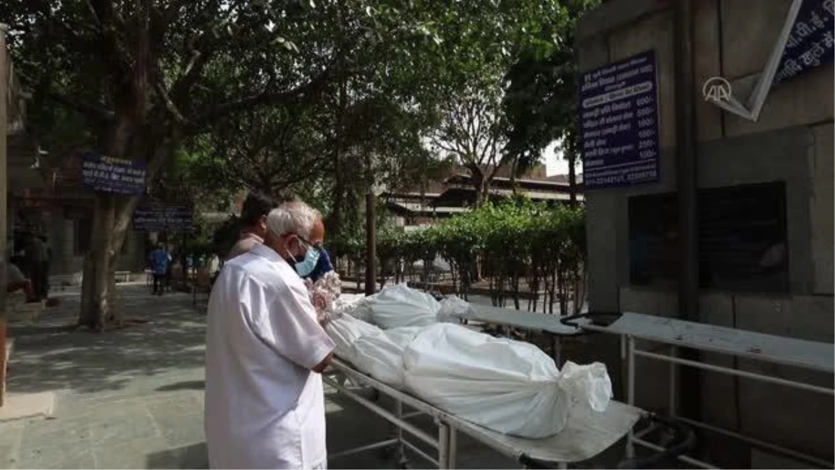 YENİ DELHİ - Hindistan\'da Kovid-19 salgınında bugüne kadarki en yüksek günlük can kaybı sayısı kaydedildi