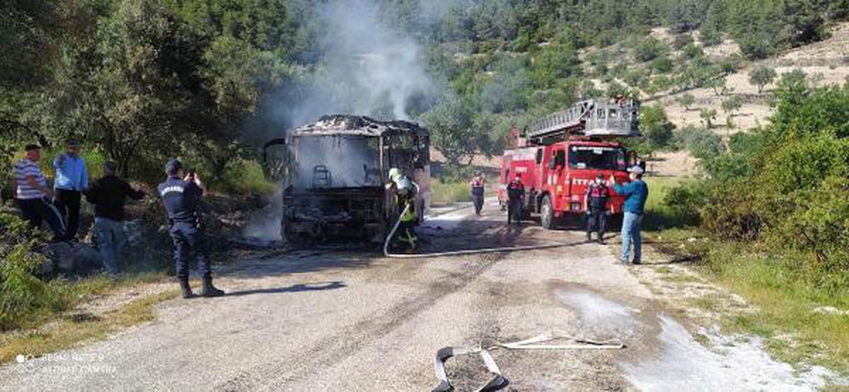 Yolcu midibüsü yangında kullanılamaz hale geldi