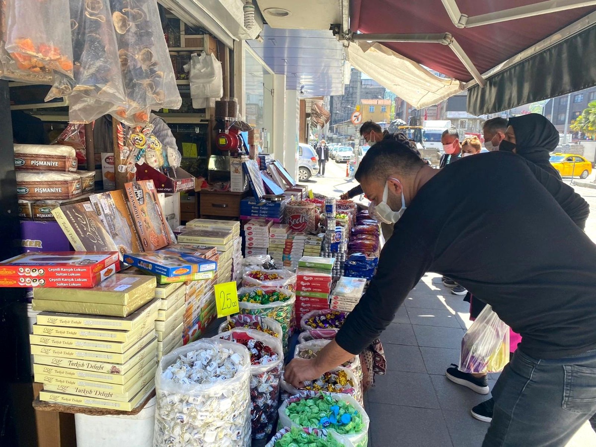 Zonguldak\'ta bayram öncesi şekerleme için kuyruğa girdiler