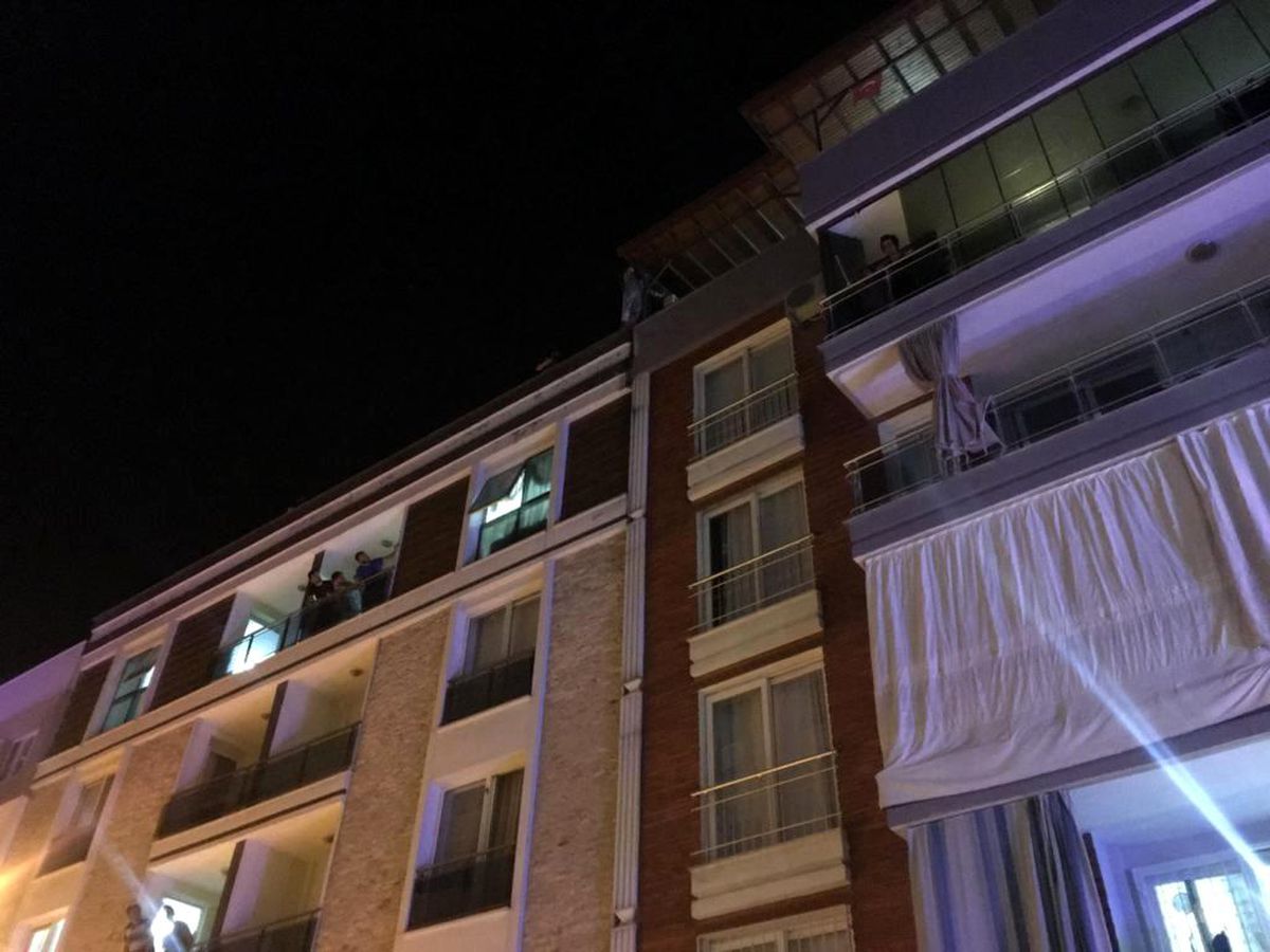 4 katlı binanın çatısına çıkan şahıs ekipleri seferber etti