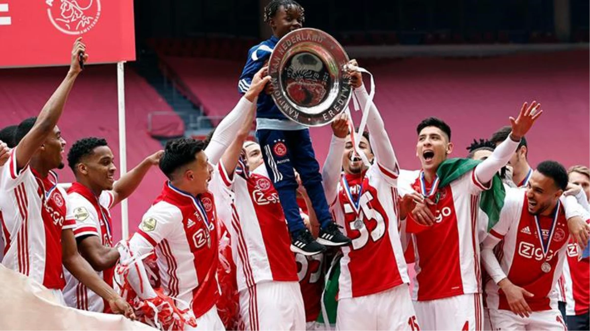 Ajax\'tan büyük jest! Şampiyonluk kupasını eritip taraftarlara dağıttılar