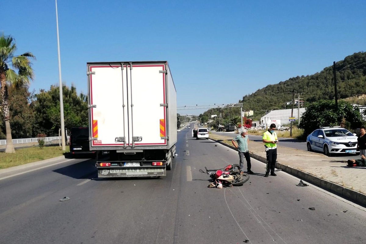 Alanya\'da motosikletle kamyon çarpıştı: 1 ağır yaralı