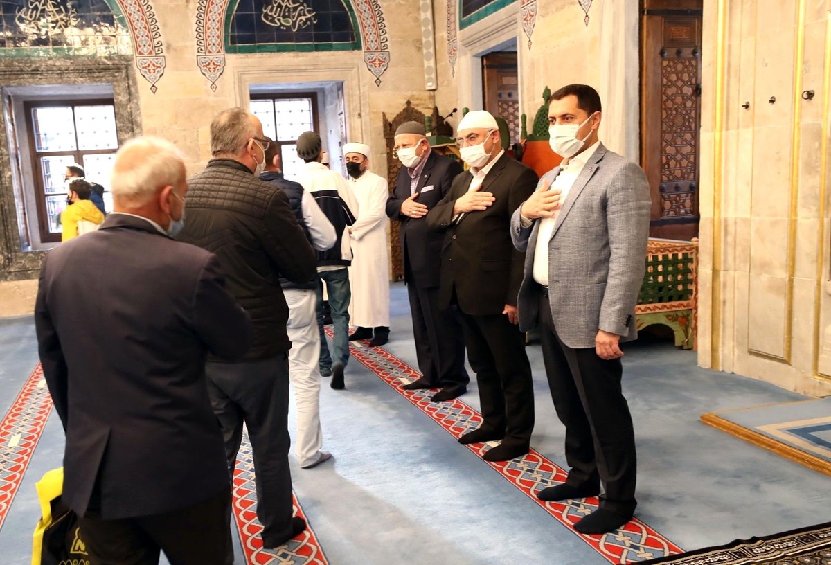 Amasya\'da bayram namazı korona virüs tedbirleriyle kılındı, yöneticiler halkla bayramlaştı