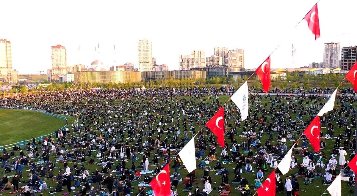 Başakşehir\'de açık havada sosyal mesafeli bayram namazı